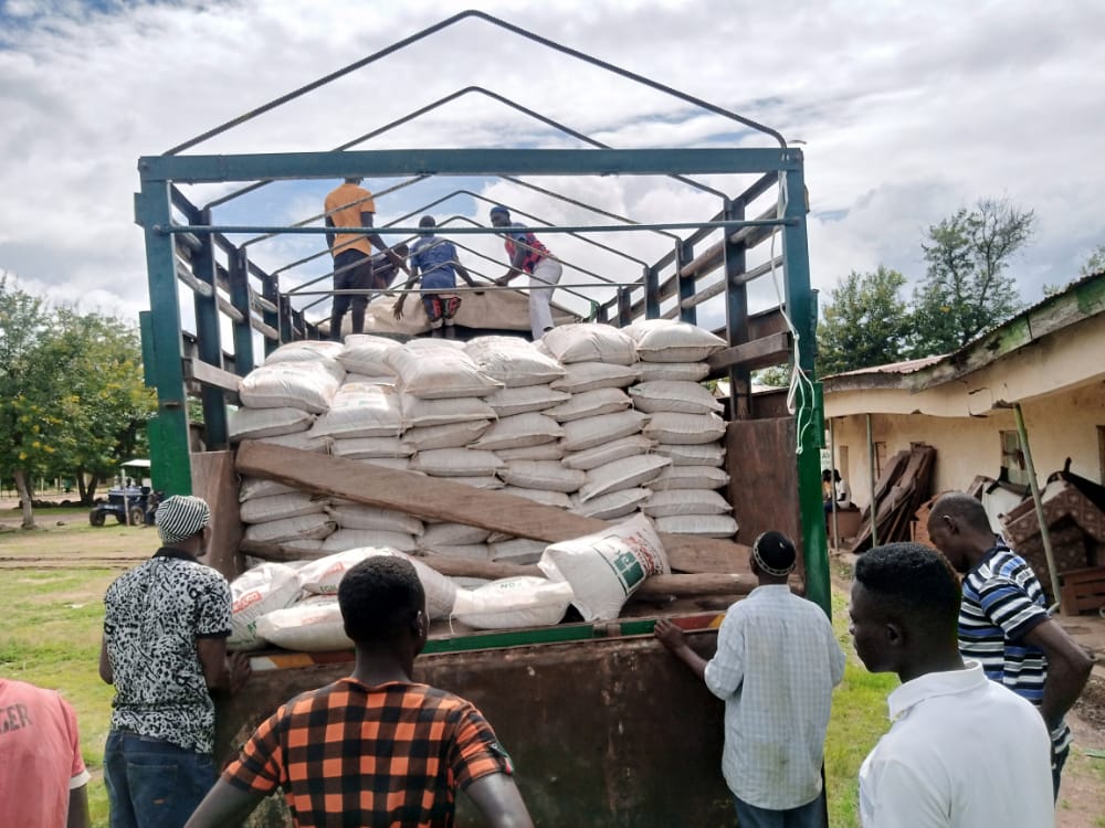 Lawmaker Donates 2,400 bags of fertilizers to farmers in Borno