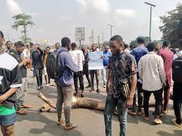 ASUU Strike: UNIBEN students blocks road in solidarity protest