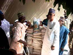Pro-Buhari organisation distributes rice to vulnerable people in Kebbi